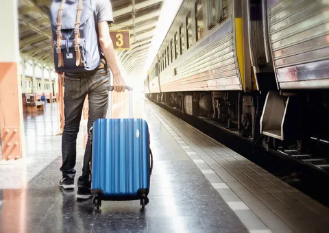 voyageur avec bagage ayant recourt a une alternative au taxi a la gare de Nice